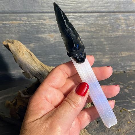 Connecting with Ancestors through Obsidian in Wiccan Rituals